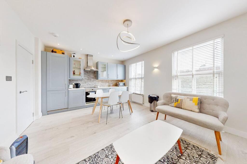 Stylish 2Bed2Bath Flat 4Min From Tube Station Villa London Kültér fotó